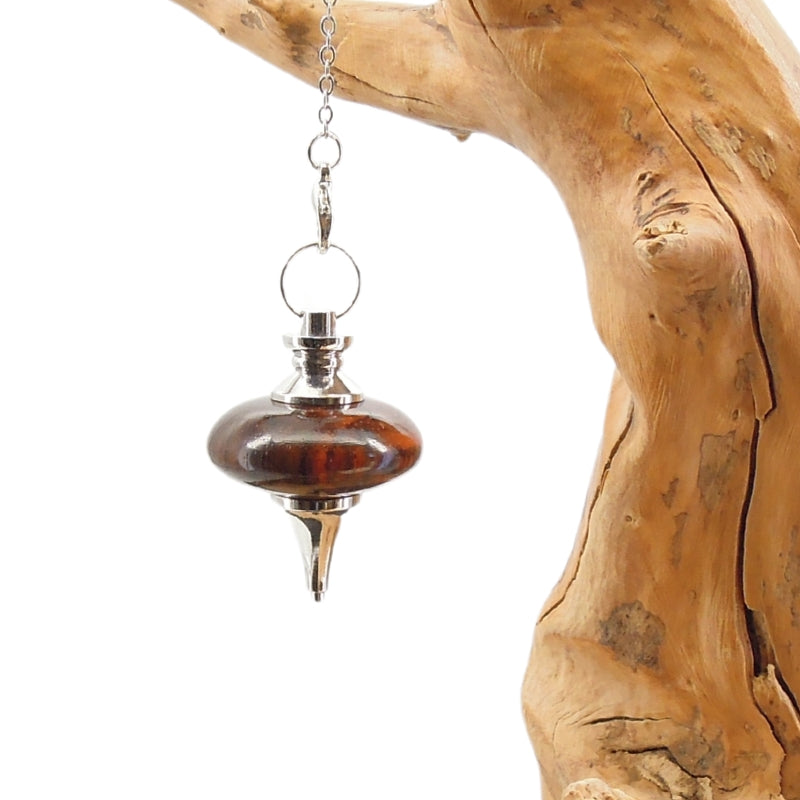 Pendule artisanal de radiesthésie en cocobolo avec chainette et monture métal.