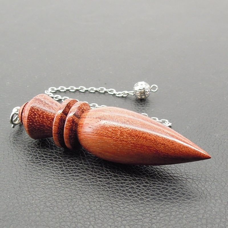 Pendule artisanal de radiesthésie en bubinga avec chainette.