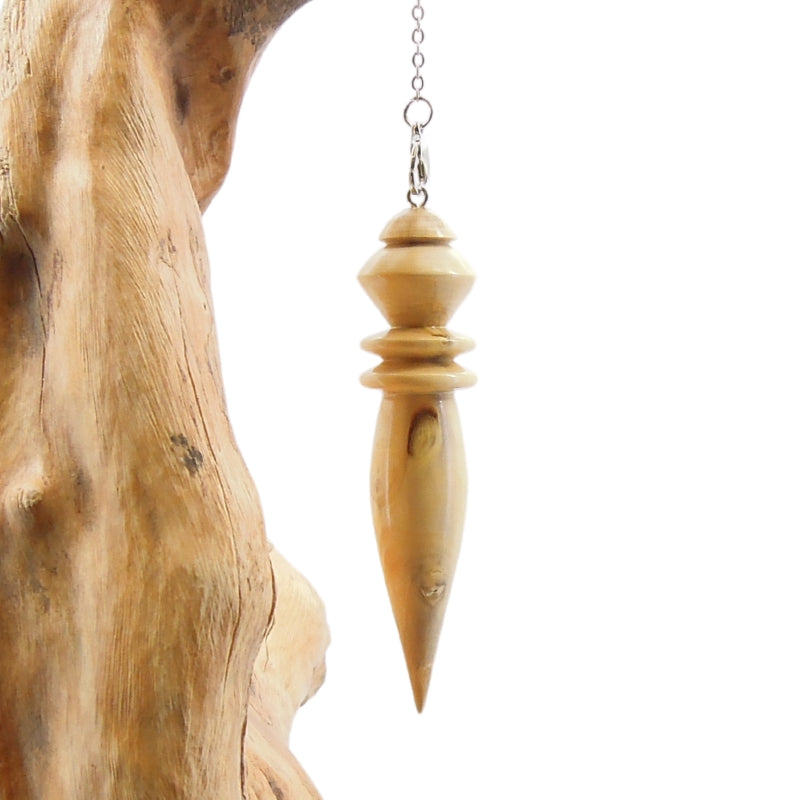 Pendule artisanal divinatoire en buis avec chainette.
