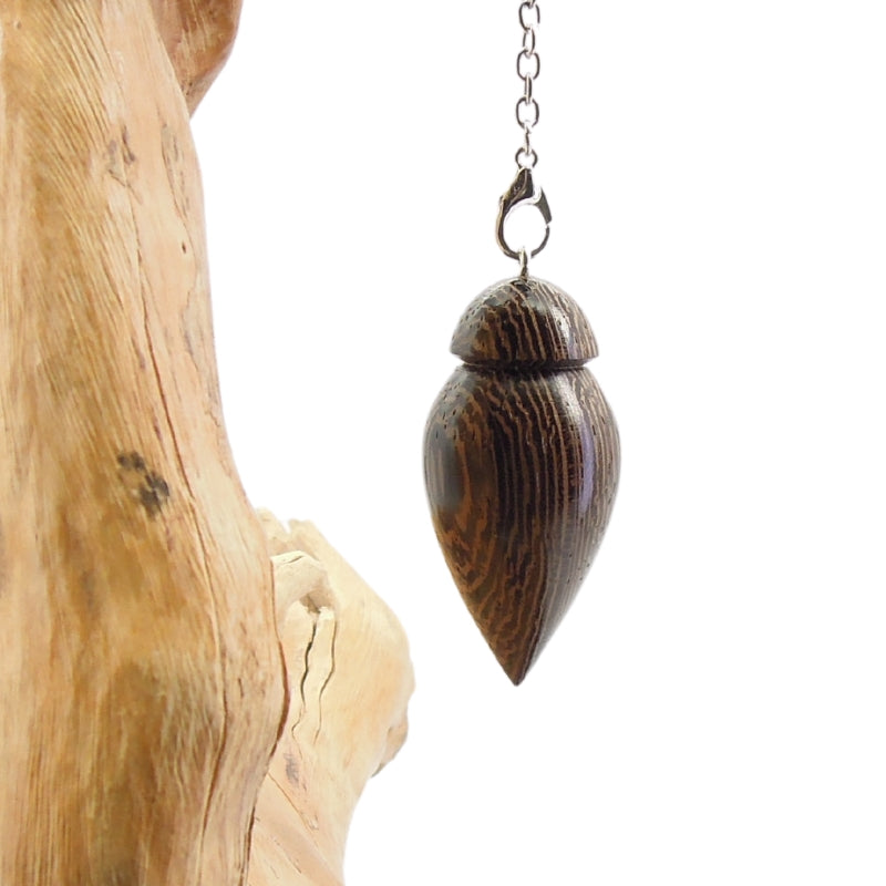 Pendule artisanal de radiesthésie en wenge avec chainette.