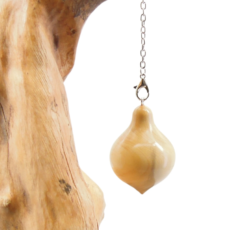 Pendule artisanal de radiesthésie en buis avec chainette.