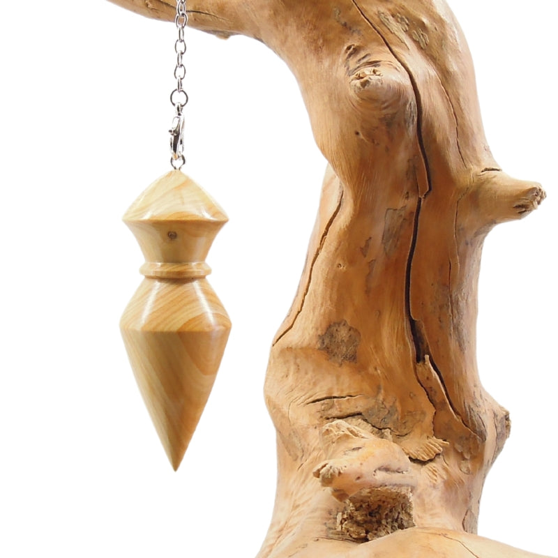 Pendule artisanal de radiesthésie en buis avec chainette.