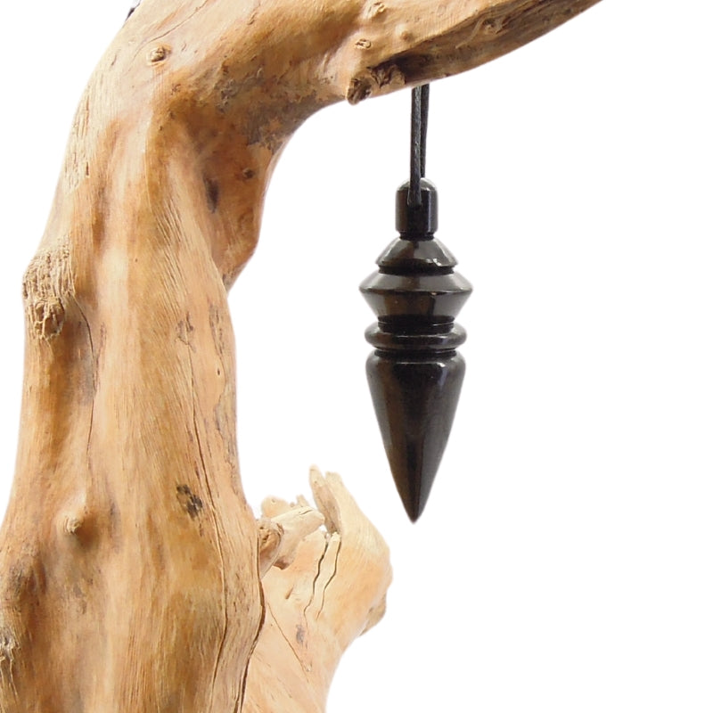 Pendule artisanal de radiesthésie en ébène avec oeilleton.