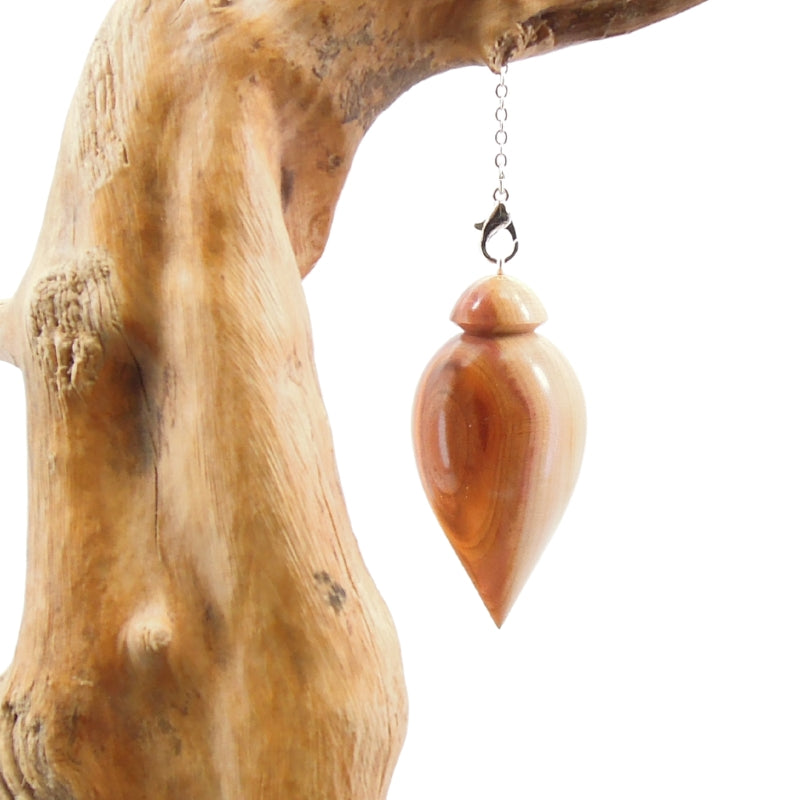 Pendule artisanal de radiesthésie en pêcher avec chainette.