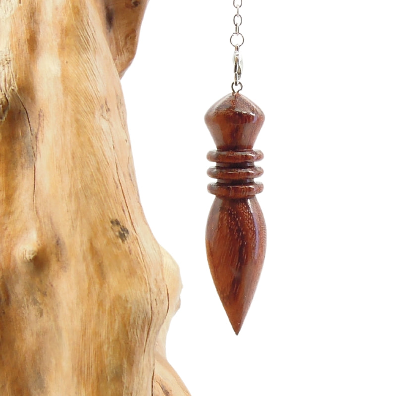 Pendule artisanal de radiesthésie en bubinga avec chainette.