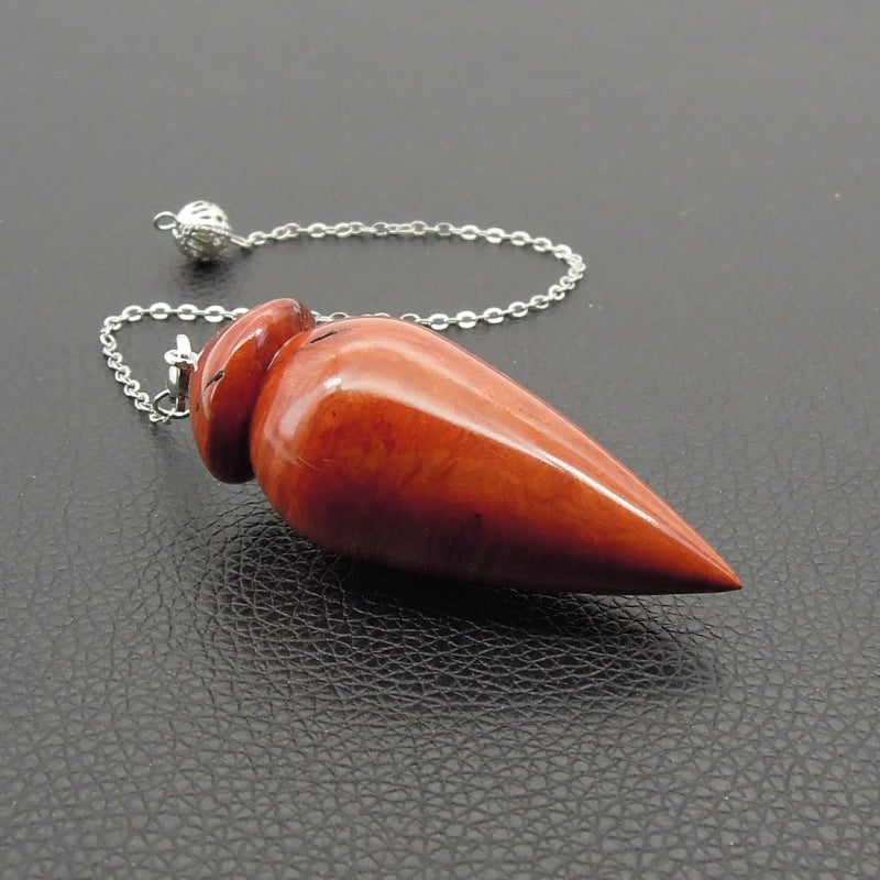 Pendule artisanal de radiesthésie en racine de bruyère avec chainette.