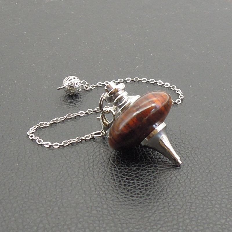 Pendule artisanal de radiesthésie en cocobolo avec chainette et monture métal.