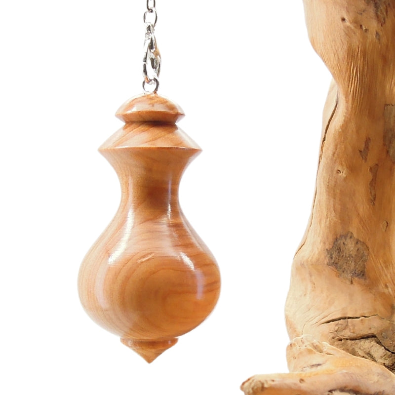 Pendule artisanal de radiesthésie en cade avec chainette.