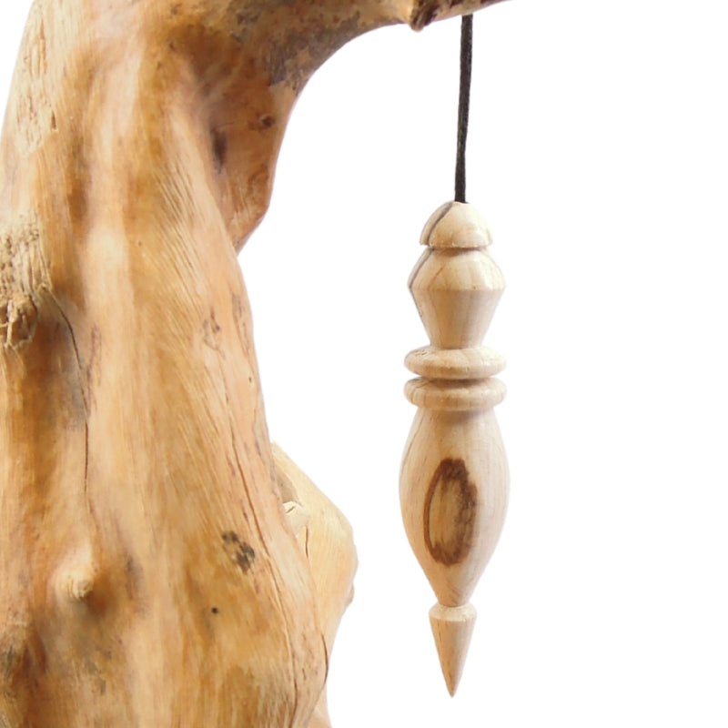 Pendule artisanal de radiesthésie en hêtre échauffé avec cordon collé.