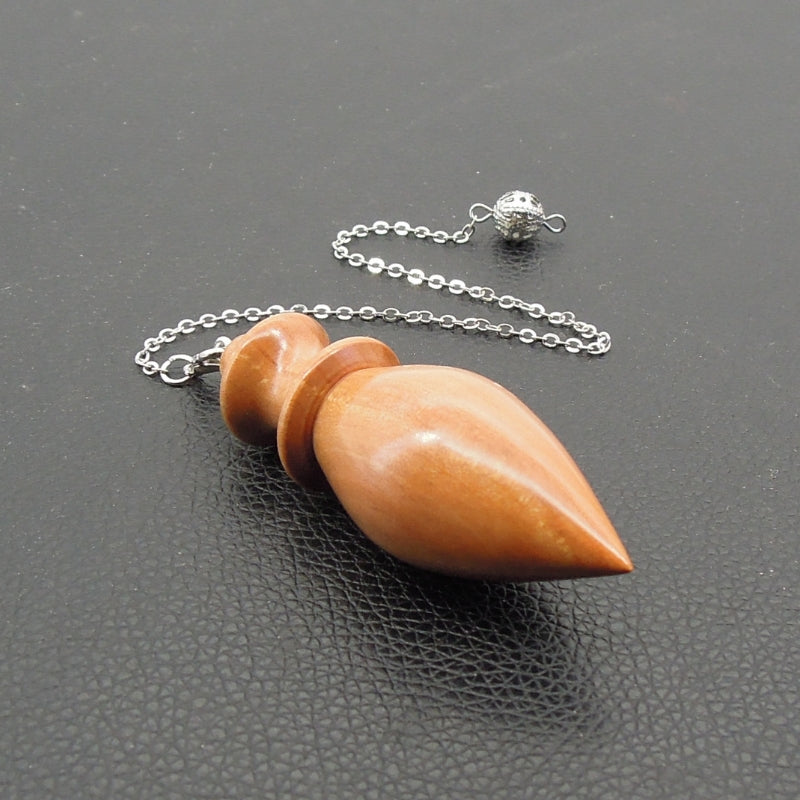 Pendule artisanal de radiesthésie en poirier avec chainette.