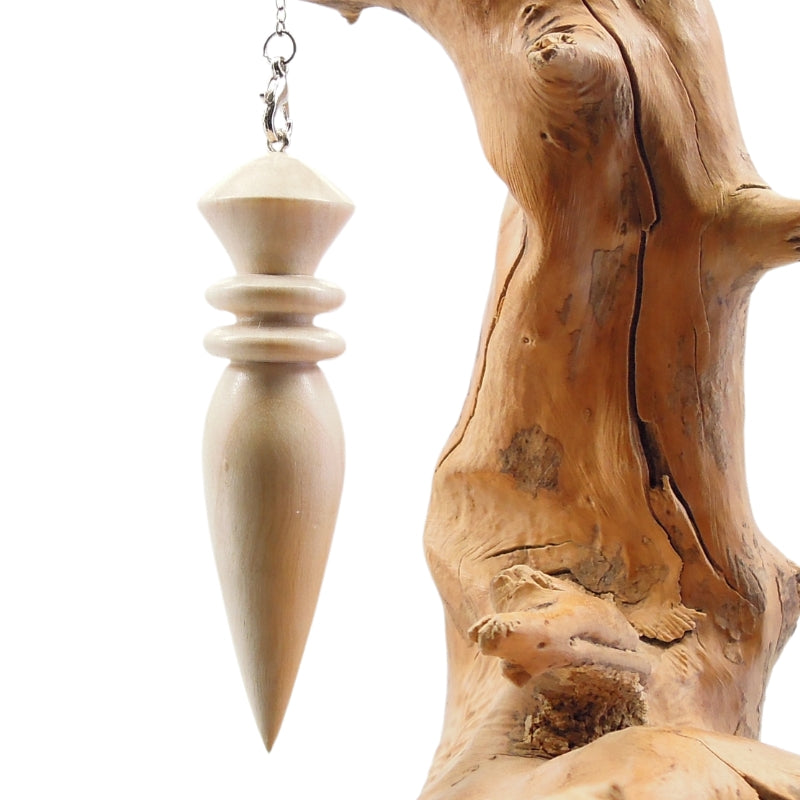 Pendule artisanal de radiesthésie en érable ondé avec chainette.