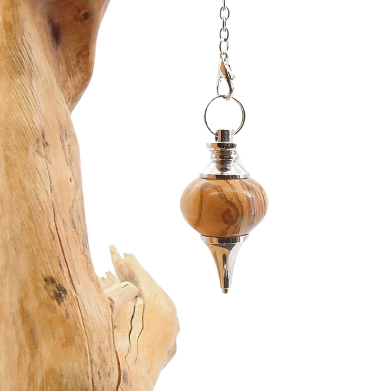 Pendule artisanal de radiesthésie en olivier avec chainette et monture métal.
