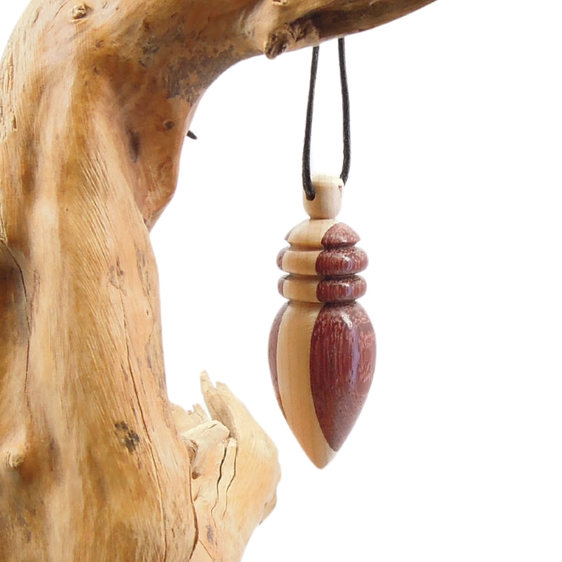 Pendule artisanal de radiesthésie en amarante et érable avec oeilleton.