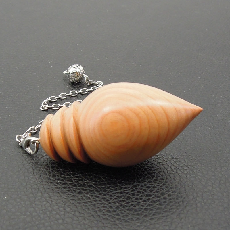 Pendule artisanal de radiesthésie en merisieravec chainette.