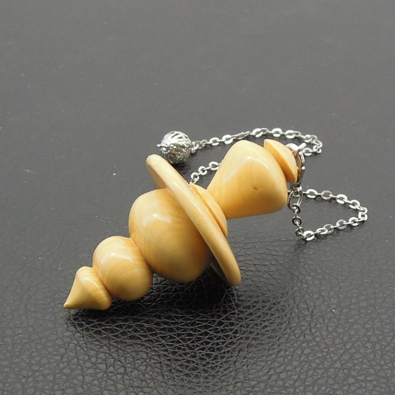 Pendule artisanal de radiesthésie en buis avec chainette.