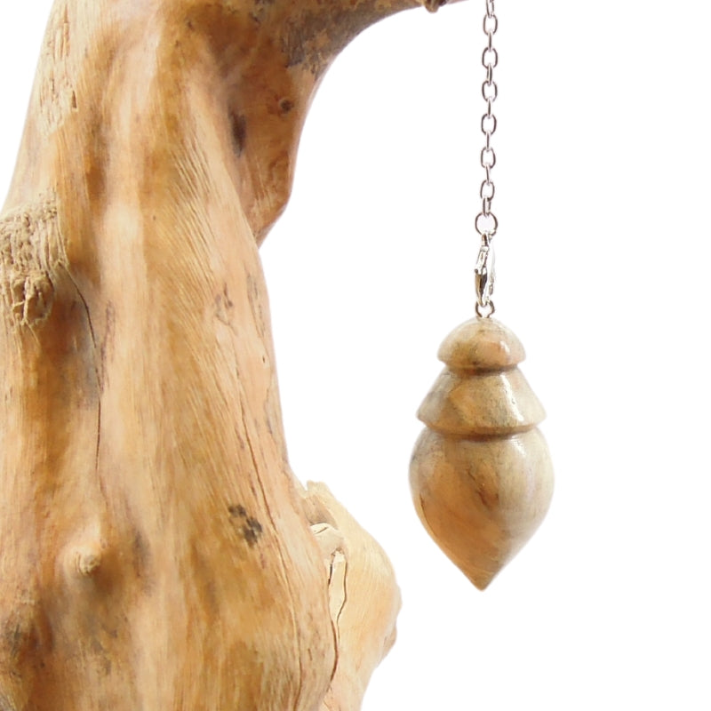 Pendule artisanal divinatoire en charme avec chainette.
