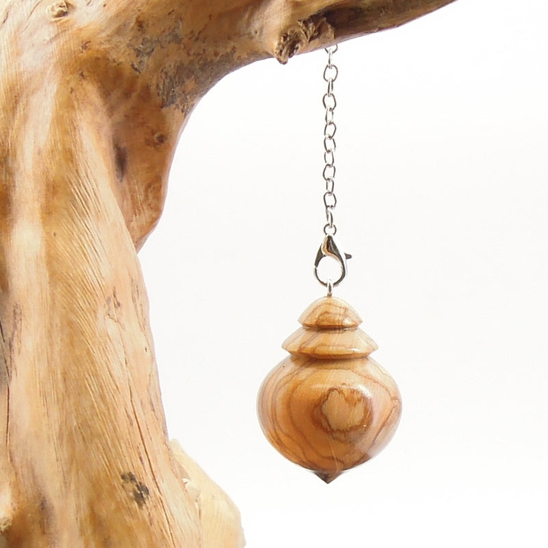 Pendule artisanal divinatoire en olivier avec chainette.