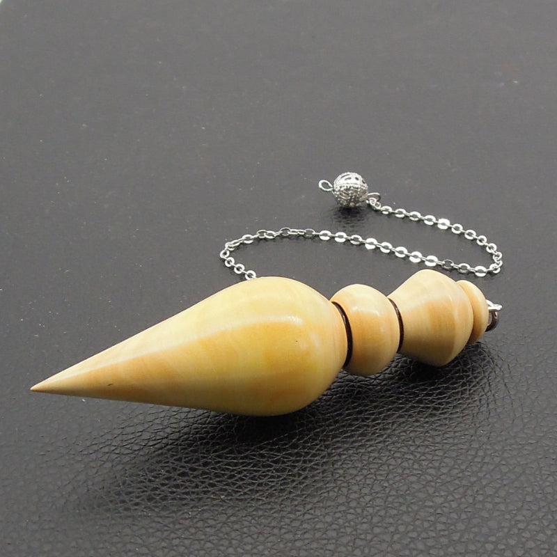 Pendule artisanal divinatoire en buis avec chainette.
