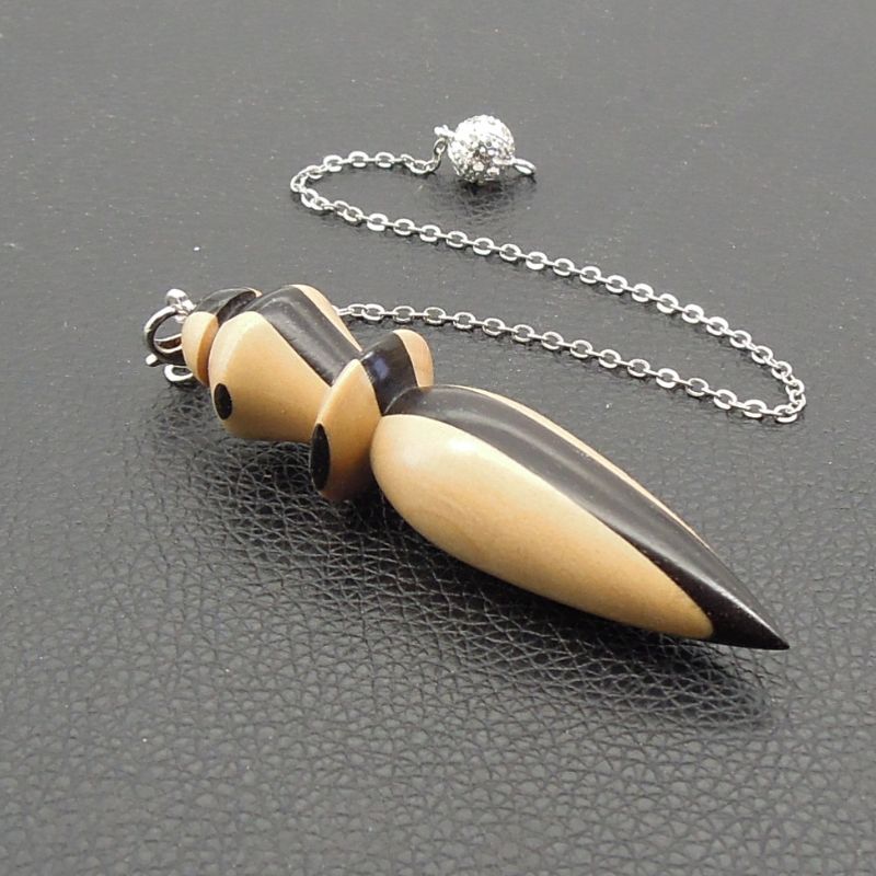 Pendule artisanal de radiesthésie en buis et ébène avec chainette.