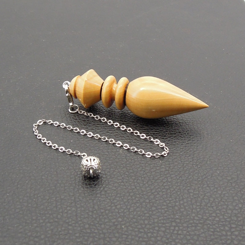 Pendule artisanal de radiesthésie en buis avec chainette.