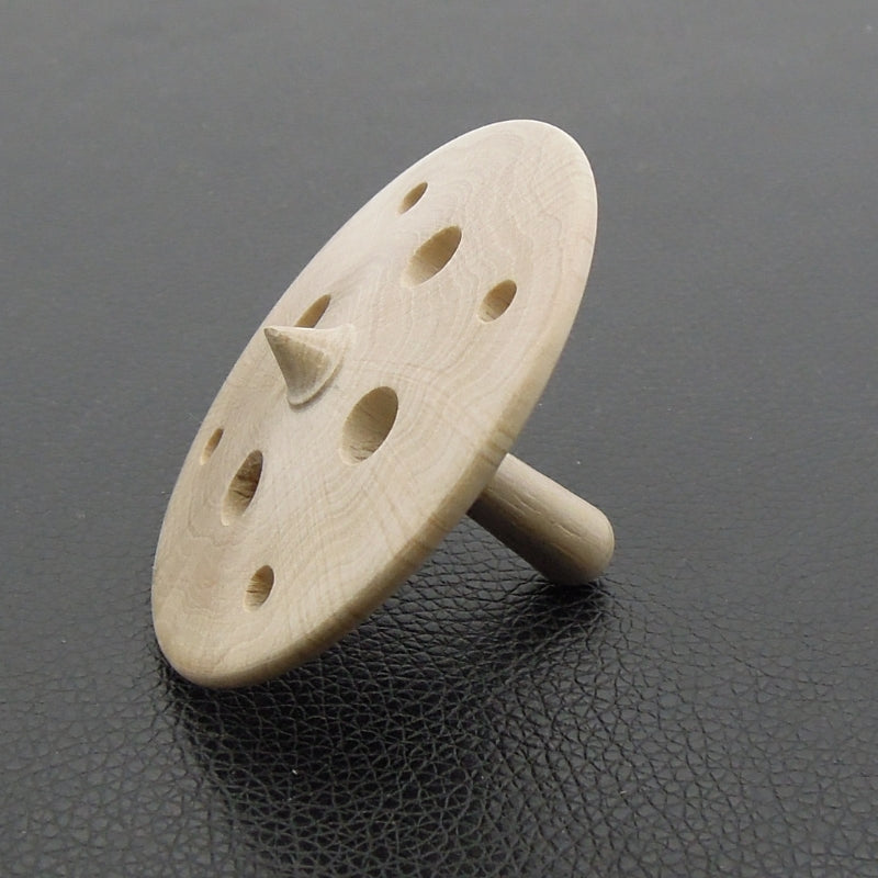 Toupie en bois de charme ajourée.