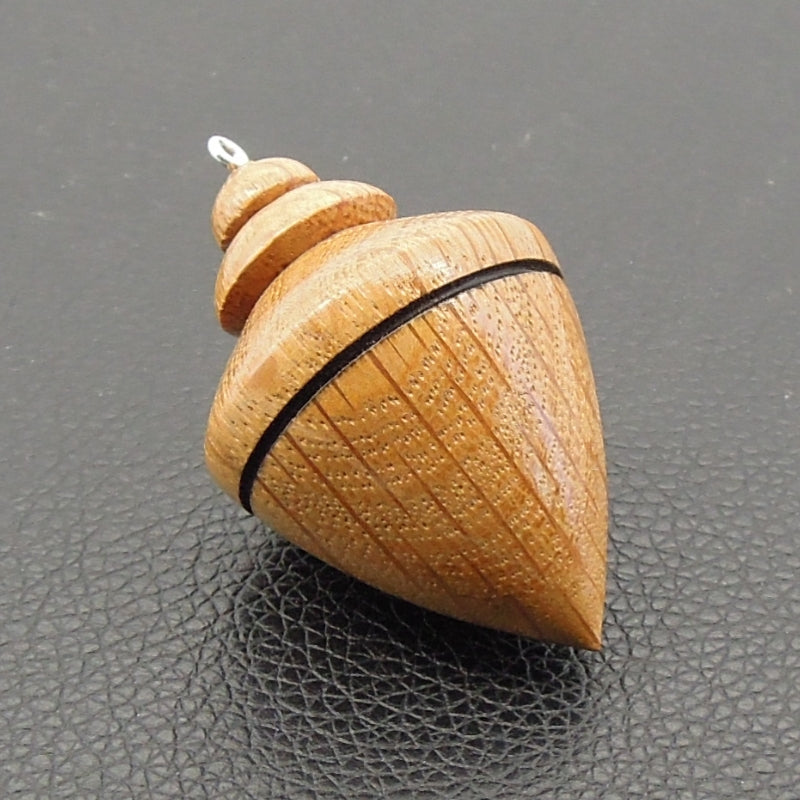 Pendule artisanal divinatoire de radiesthésie en chêne avec chainette.