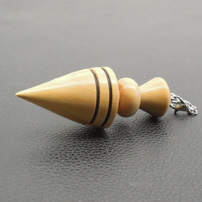 Pendule artisanal de radiesthésie en buis avec chainette.