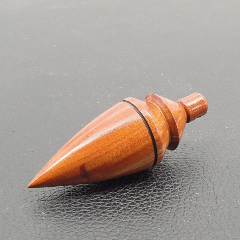 Pendule artisanal de radiesthésie en prunier avec oeilleton.