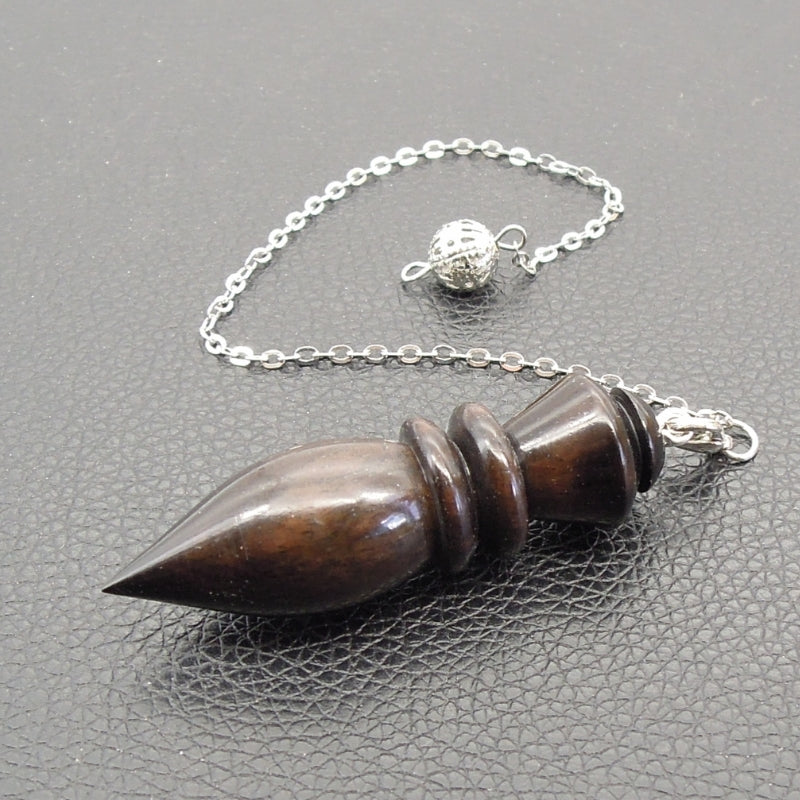 Pendule artisanal de radiesthésie en ébène avec chainette.