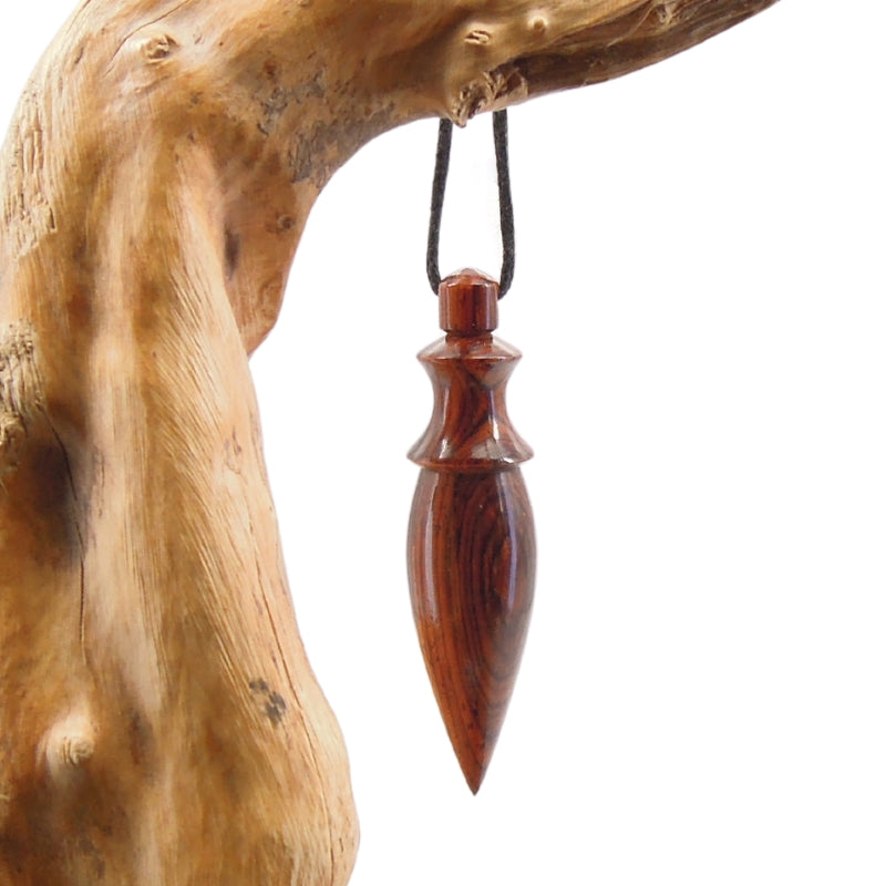 Pendule artisanal divinatoire en cocobolo avec oeilleton.