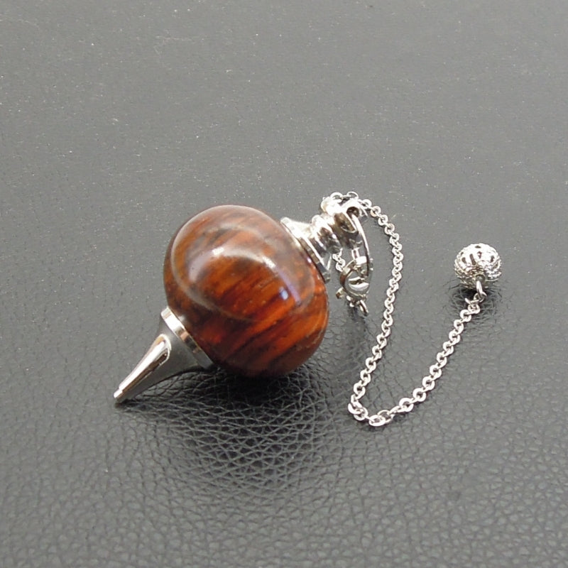 Pendule artisanal de radiesthésie en cocobolo avec chainette et monture métal.