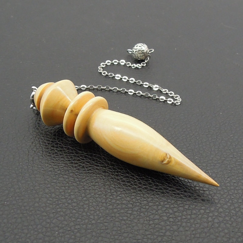 Pendule artisanal divinatoire en buis avec chainette.