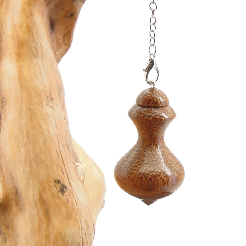 Pendule artisanal de radiesthésie en robinier avec chainette.