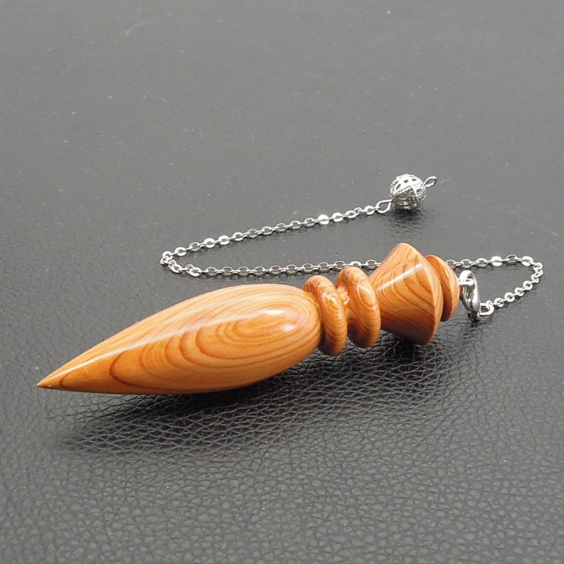 Pendule artisanal divinatoire en if avec chainette.