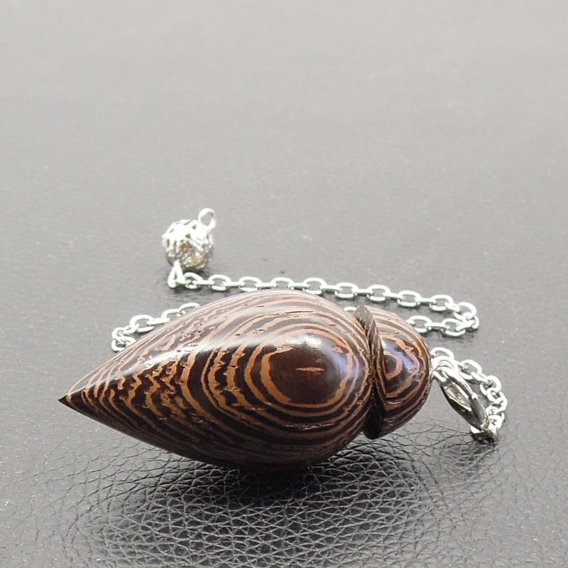 Pendule artisanal de radiesthésie en wenge avec chainette.