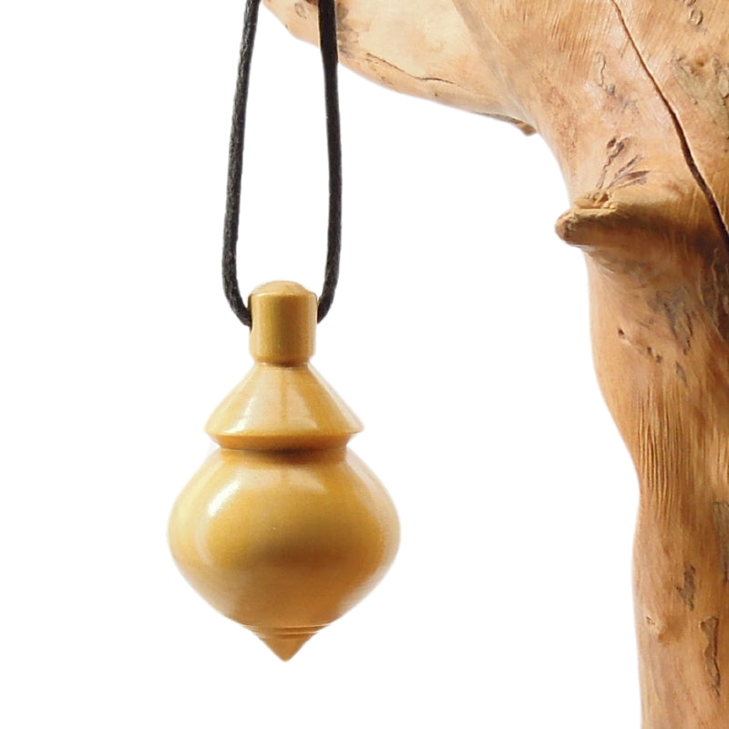 Pendule artisanal de radiesthésie en buis avec oeilleton.