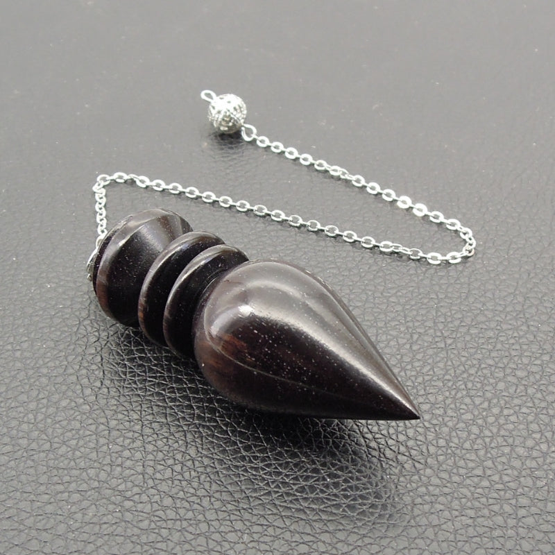 Pendule artisanal divinatoire de radiesthésie en ébène avec chainette.