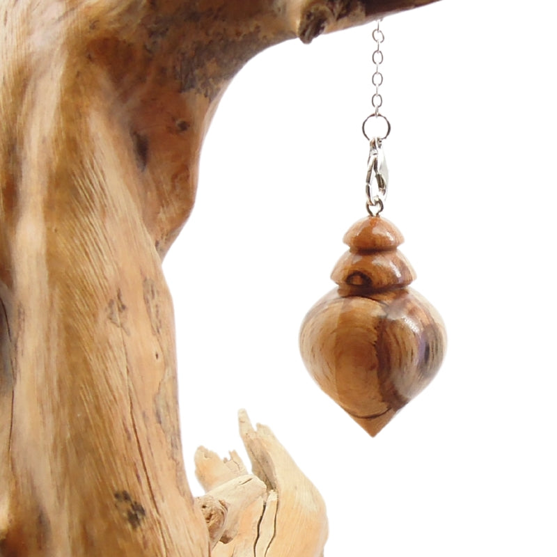 Pendule artisanal de radiesthésie en hêtre échauffé avec chainette.