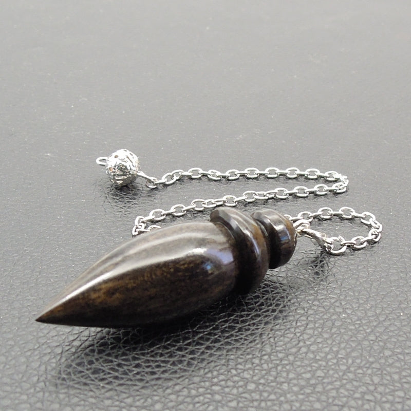 Pendule artisanal de radiesthésie en ébène avec chainette.