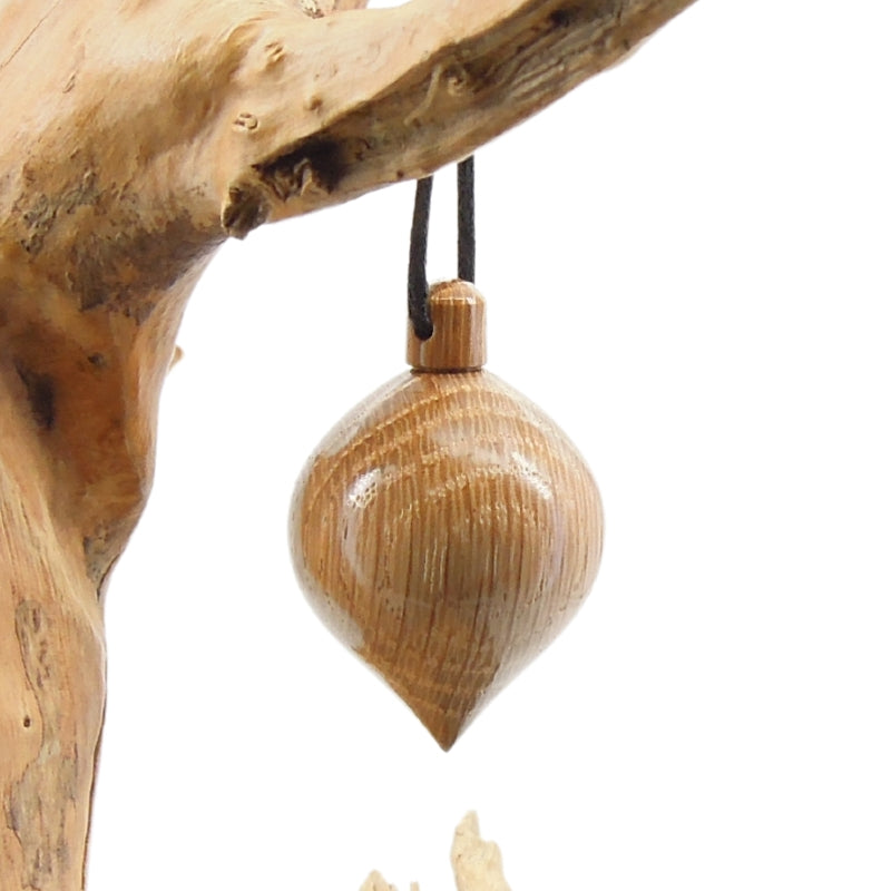 Pendule artisanal divinatoire de radiesthésie en chêne avec oeilleton.