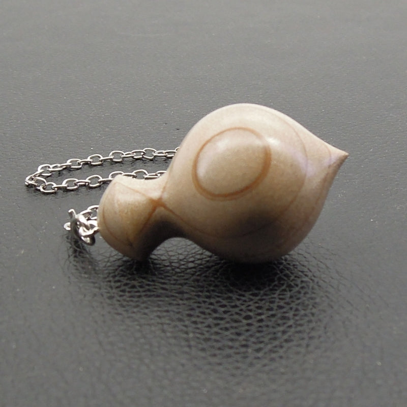 Pendule artisanal divinatoire de radiesthésie en magnolia avec chainette.