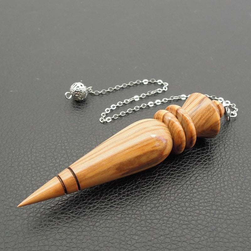 Pendule artisanal divinatoire en olivier avec chainette.