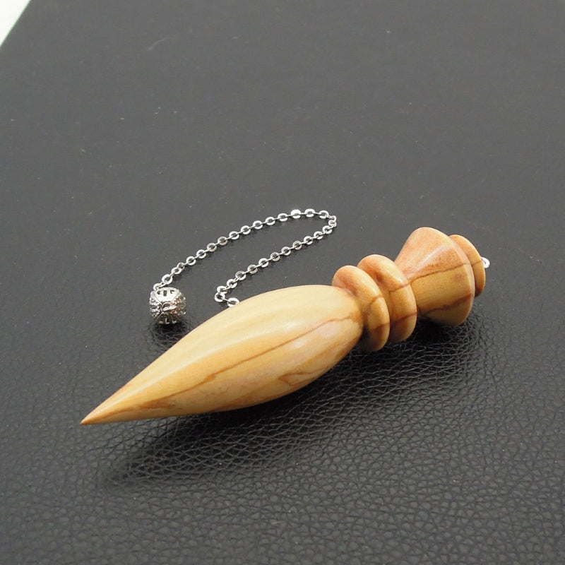 Pendule artisanal en olivier avec chainette.