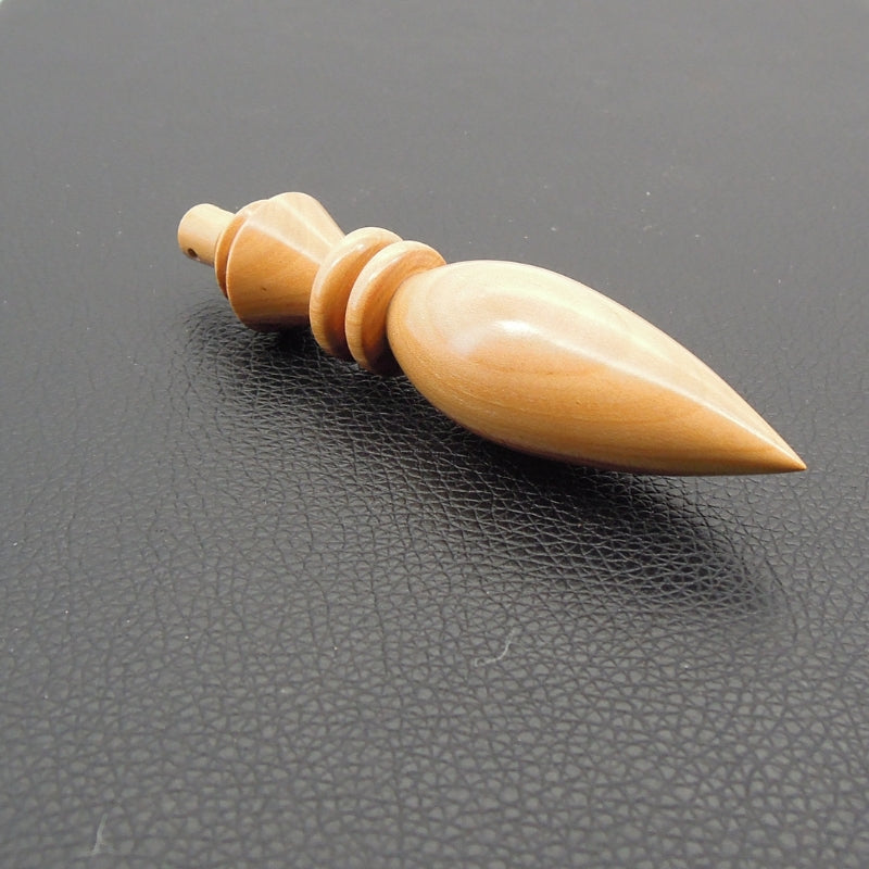 Pendule artisanal de radiesthésie en pêcher avec oeilleton.