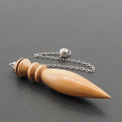 Pendule artisanal de radiesthésie en merisieravec chainette.