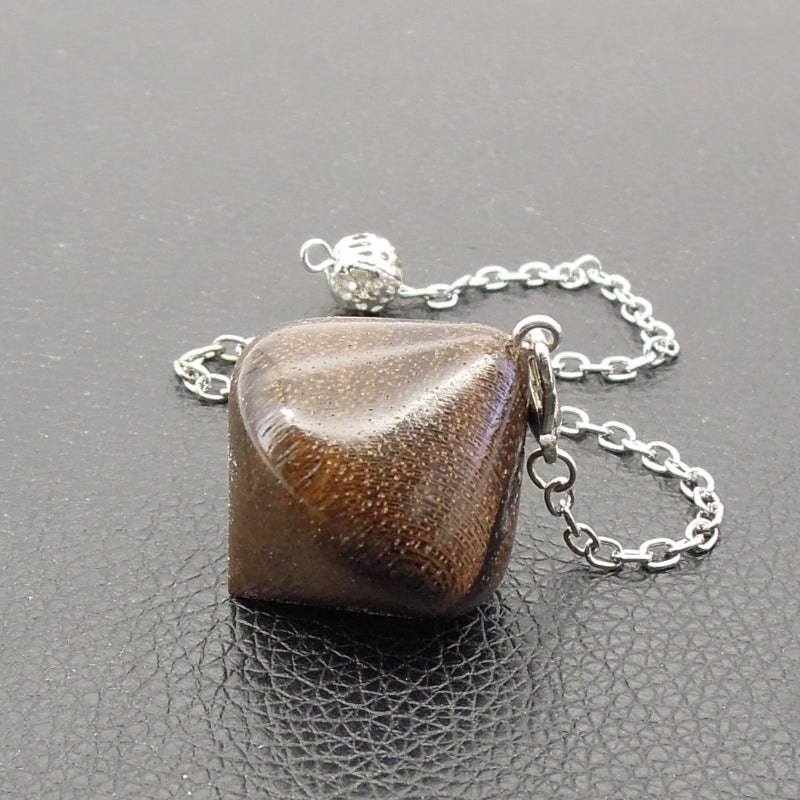 Pendule artisanal de radiesthésie en ziricote avec chainette.
