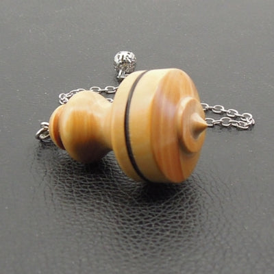 Pendule artisanal de radiesthésie en buis avec chainette.