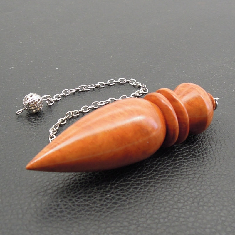 Pendule artisanal de radiesthésie en racine de bruyère avec chainette.