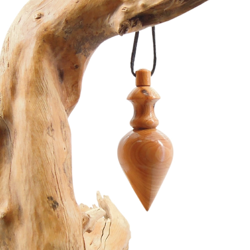 Pendule artisanal divinatoire en if avec oeilleton..