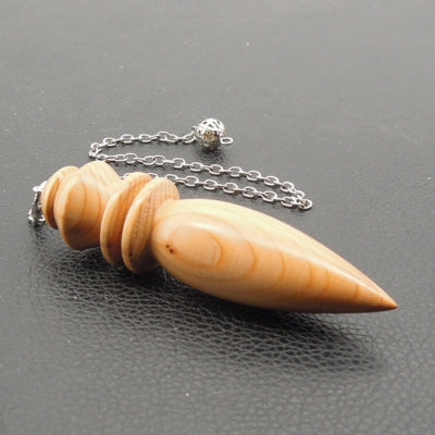 Pendule artisanal divinatoire en if avec chainette.